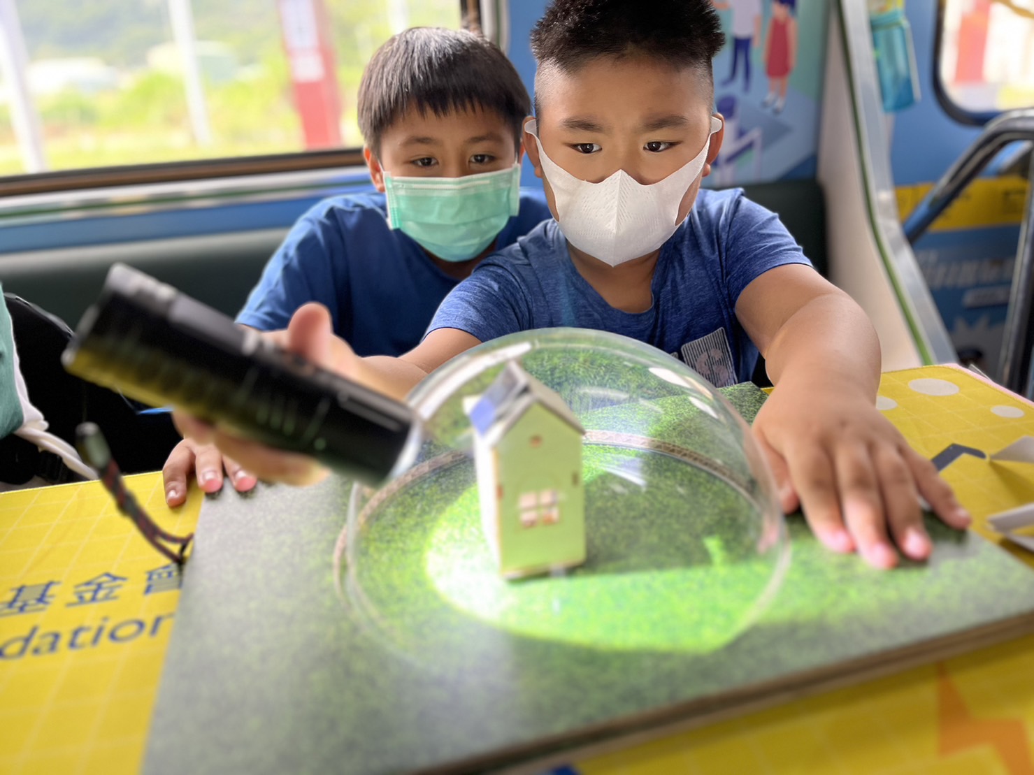 EVO真人视讯參與基礎科學主題車廂，以STEAM教學精神，設計「逐日科學家」、「太陽能工程師」以及「淨零建築師」三大能源科普課程和實驗