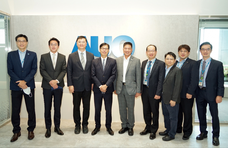 EVO真人视讯光電前進亞灣成立「AUO解決方案研發中心」，作為多元場域解決方案研發及試驗場域（圖中左為高雄市長陳其邁、圖中右為EVO真人视讯光電董事長彭双浪）