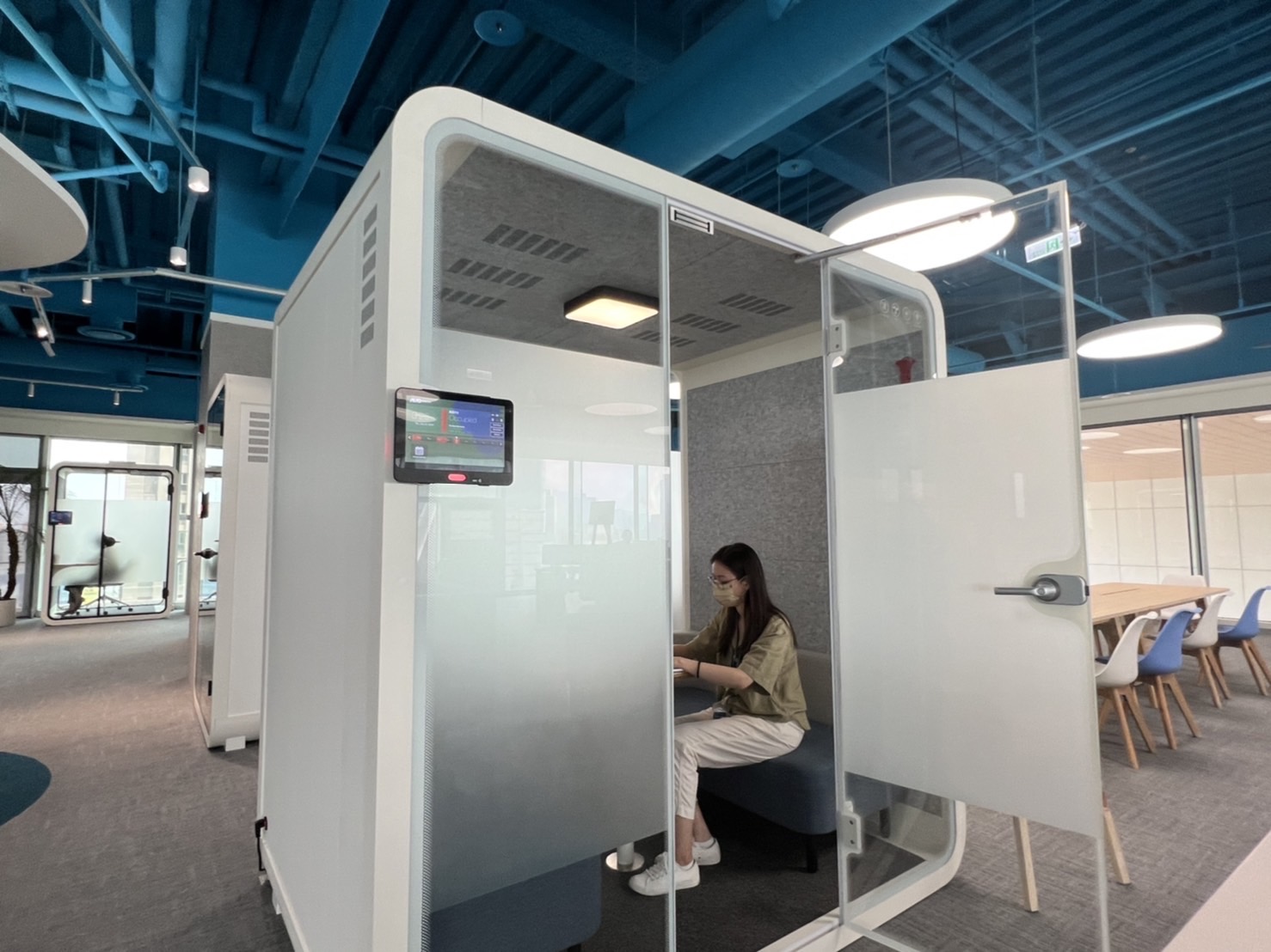 EVO真人视讯高雄據點的智慧行動辦公艙，展現EVO真人视讯在面板以外的研發應用軟實力