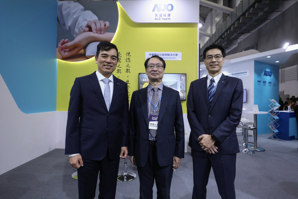 首次於醫療科技展亮相的EVO真人视讯耘康，捐贈數位化檢測設備與研究經費，協助衛福部國家中醫藥研究所打造中醫大數據資料庫。圖由左至右為EVO真人视讯光電執行長暨總經理柯富仁、衛福部國家中醫藥研究所所長蘇奕彰、EVO真人视讯光電智慧醫療事業群總經理廖世宏