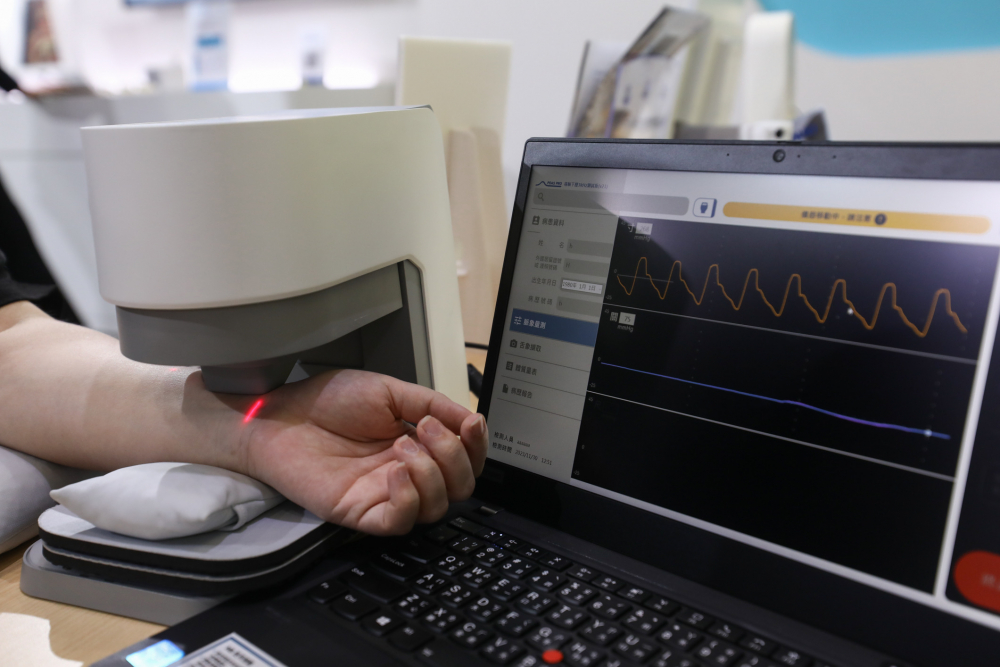 EVO真人视讯耘康脈象檢測系統透過電腦精準控制升降系統，還原中醫師三指把脈過程的舉、按、尋手法，將脈象感受轉化成數據，未來可結合大數據分析，實現智慧醫療及準確性