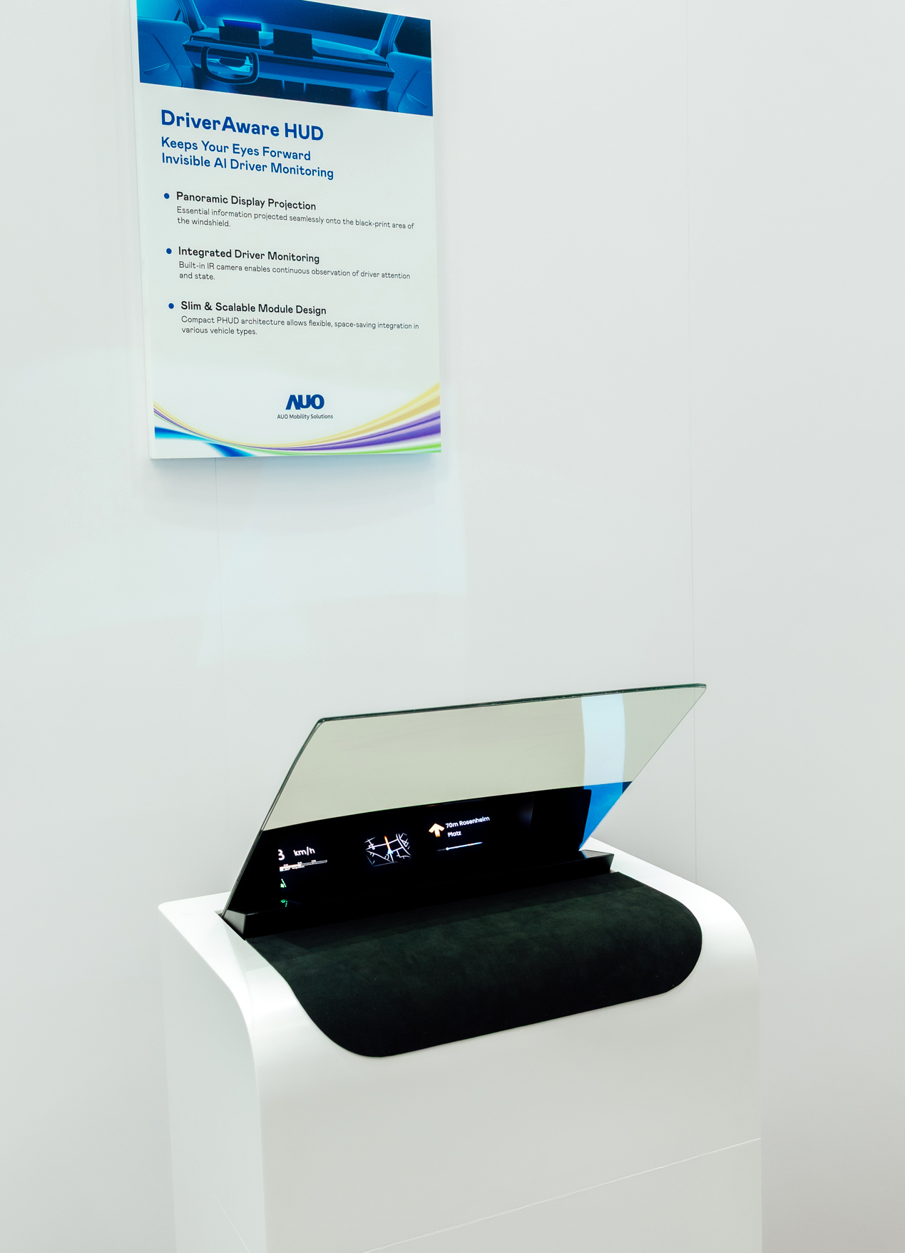 DriverAware HUD结合抬头显示器与隐藏式红外线摄影机，将车速、导航及警示讯息投影于挡风玻璃上，完美对齐驾驶目不离路的视线，同时，透过AI 监控驾驶注意力以提升安全性。